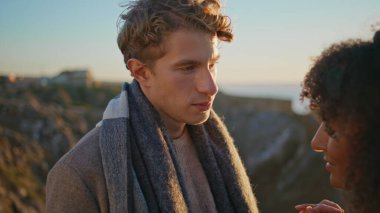 Genç ve aşık bir çift akşam sahilinde flört ediyor. Deniz kıyısında rahat bir çift. Balayını doğada geçiren iki insanı sevmek. Nazik adam dönen mutlu kadın. İlişki kavramı 