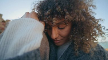 Kıvırcık kız, akşam okyanus kıyısında birbirine bağlanmış bir erkek arkadaş. Afrika kökenli Amerikalı bir kadın, yıldönümünde tanımadığı bir adamla romantik anlar yaşıyor. Şehvetli aşıklar gün batımında sarılıyorlar.