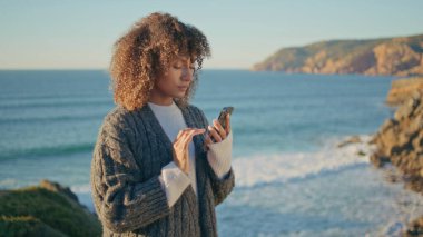 Marine Hill 'deki yakın çekimde akıllı telefon kullanarak esmer bir anlaşma yapmış. Ciddi bir Afro-Amerikan kızı cep telefonunu arayıp terk edilmiş uçurumda tek başına cevap bekliyor. Gülümseyen mutlu bir kadın cep telefonuyla konuşuyor