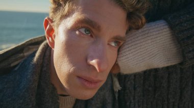 Üzgün adam, kadın güneş ışığına eğilimli arka plan yakın plan. Romantik sevgililer akşam deniz doğasını birbirine bağlıyor. Birbirine sarılan aşk çifti 