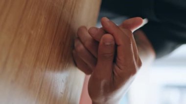 Yakın çekimde, kafe masasında bir arada tutan eşcinsel çift. Tanımlanamayan homoseksüel iki adam kollarına dokunuyor ve romantik bir şekilde birbirlerine dikey bakıyorlar. Eşcinsel ortaklar kafeteryada vakit geçirir.