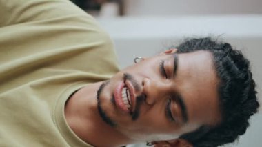 Kafe toplantısındaki Freelancer açılış konuşmasında konuşuyor. Latin bir adam bilinmeyen bir iş arkadaşıyla düşüncelerini paylaşıyor. Bıyıklı ciddi bir adam kafeteryada iş arasında sohbet ediyor..