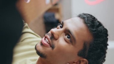 Modayı takip eden hippiler, tanınmayan arkadaşlarıyla sıcak bir kafede buluşmaktan hoşlanırlar. Latin bir adam arkadaşlarıyla barda dikey olarak konuşuyor. Bıyıklı adam gülümsüyor.