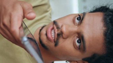 Hoparlörden konuşan adam yakın çekimde arıyor. Latin Amerikalı bıyıklı adam cep telefonuyla sesli mesaj kaydediyor. Brezilyalı hipster ses bildirimli cep telefonu yapıyor