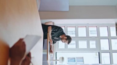 Rahat kafeterya ziyaretçileri rahat ahşap masalarda oturup sakin atmosferin tadını çıkarıyorlar. Sessiz çalışma odasında çalışan üç genç serbest çalışan dikey olarak vuruldu. Çok düşünceli işçiler kendi davalarına odaklandılar..