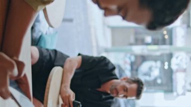 Restoranda romantik bir adam oturuyor. Yakışıklı sakallı hippi, akıllı telefon dikey görüşlü Latin Amerikalı komşusunu izliyor. Rahat adam yan masadaki sevilen adamla tanışmak istiyor..