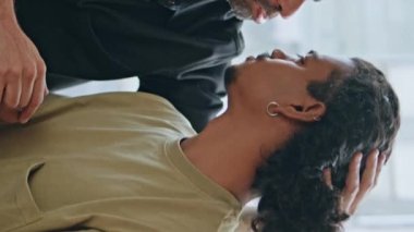 Küçük kasaba kafeteryasında oturan sevimli eşcinseller birlikte eğleniyorlar. Kafedeki romantik buluşmada öpüşme şakası yapan iki çok ırklı ortak. Igbtq ilişkisinden hoşlanan mutlu çift videosu.