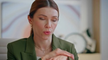 Ofiste internet konferansında konuşan kızgın patron. Duygusal bayan yöneticinin iş görüşmesinin sonuçlarından memnun olmaması için başını sallaması. Sinirlenmiş iş kadını tartışan ortağı internette konuşuyor. 