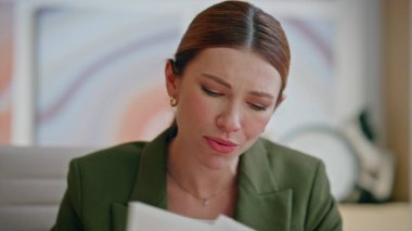 Yakın plan neşeli patron hafif ofiste bilgisayarla video sohbeti yapıyor. Gülümseyen bayan, müşterisiyle sanal konferansta olumlu bir yüz ifadesiyle konuşuyor. Gülen iş kadını, iletişim kuran bilgisayar görüntüsü.