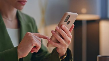 Ofis müdürü yakın planda ekranı kaydırıyor. Kadın elleri cep telefonuyla internetteki sosyal medyayı kontrol ediyor. Tanımlanamayan girişimci konferans odasında akıllı telefon tutuyor. Cep telefonu kullanan yönetici. 