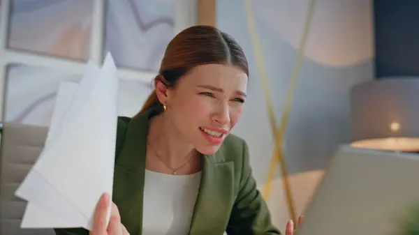 stock image Furious lady shouting remote conference sitting modern office closeup. Emotional corporate worker woman explaining business problem at video call. Angry manager talking nervously in laptop web camera 