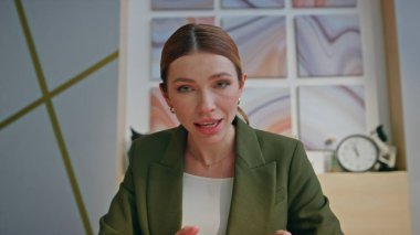 Ajansın pov portresinden duygusal yönetim kurulu başkanı arıyor. Kendine güvenen iş kadını bilgisayarın yakın çekimini kullanarak iş yerindeki müşteriyle görüntülü konuşma yapıyor. İş yerinde online konferans veren ciddi bir kadın. 