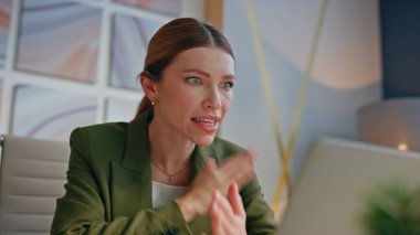 Sinir bozucu yönetici, ofiste bilgisayarla tartışıyor. Duygusal iş kadını ajansdaki saldırgan bilgisayar görüntüleriyle el kol hareketi yapıyor. Mad ceo astlarını uzaktan azarlıyor. 