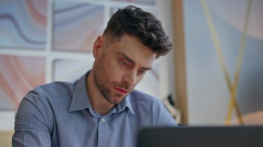 Ciddi patron iş yerinde bilgisayar ekranına bakıyor. Şık bir menajer zor işleri çözmeye odaklanmış hissediyor. Odaklanmış serbest yazar, modern ofis içlerine gözlerini dikerek yeni bir başlangıç yapıyor.