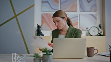 Ofis müdürü, çalışma alanının kapanış belgelerinde çalışıyor. Odaklanmış kadın, Buro 'da denetleme yaparken belgeleri inceliyor. Düşünceli bir çalışan şirket raporuna not alıyor. Takım elbiseli meşgul yönetici.