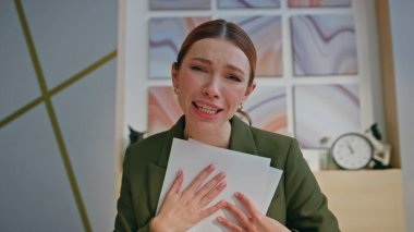 Gülümseyen koç, iş ortağıyla internette sohbet ediyor. Konferans videosu sırasında elinde kağıtları tutan bir bayan çalışan. Başarılı iş kadını modern iş yerinde sanal konuşma yapıyor. 