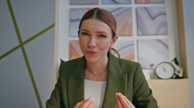 Uzaktan kumandalı iş kadını iş ortağı Pov view ile çevrimiçi sohbet ediyor. Video sohbetinde kamerayla konuşan yakın plan kadın girişimci. Ciddi lider ofiste konferans görüşmesi yapıyor. 