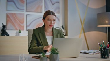 Ofiste çalışan çekici bir bayan bilgisayar kapanışı. Rahat iş kadını modern masada kahve molası veriyor. Sakin kadın yönetici şirket işyerinde içki içiyor dizüstü bilgisayar bakıyor.