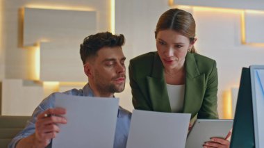 Ofiste beyin fırtınası yapan yaratıcı işçiler gazeteleri yakından inceliyor. Kadın yönetici, erkek çalışana danışmanlık yapıyor. İki profesyonel tasarımcı birlikte tasarım projesi oluşturuyorlar..