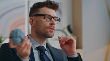 Kapalı ofis yöneticisi çözüm arama mesafesini düşünüyor. Ciddi bir adam, modern kabinede iş konusunda kafa yoruyor. Başarılı iş adamı planlama stratejisi toplantısı bekleniyor 