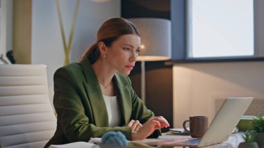 Hafif iş yerindeki iç çekimde tepkisi bozulmuş bir kadın. Modern ofiste çalışan hayal kırıklığına uğramış bir kadın. Kabinede iş sorunları yaşayan, el kol hareketi yapan çılgın bir ezik.