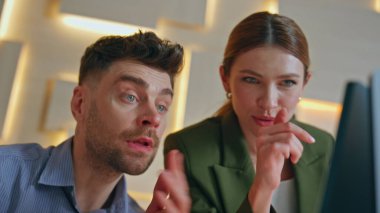 Modern ofiste fikirleri tartışan birkaç meslektaşım yakın çekim yapıyor. Yetenekli bir iş kadını yakışıklı bir adama proje temellerini açıklıyor. Bilgisayar işinde kadın danışman danışman..