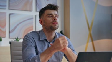 Hayalperest patron özel kabinede toplantı bekliyor. Kendine güvenen iş adamı dizüstü bilgisayarda işyerinde oturuyor ve mesafeyi arıyor. Sakin, yakışıklı, mavi gömlekli, rahatlatıcı, ofiste tek başına mola veren bir yönetici.