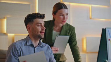 Tasarımcılar çevrimiçi konferansta konuşuyorlar. Bilgisayarlı web kameralarını kapatıyorlar. Video ile müşteriye tasarım örnekleri gösteren mutlu iki meslektaş. Gülümseyen yaratıcı yöneticiler ofiste sanal toplantı.