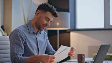 Modern iş yerindeki eskizleri yakından izlemekten ilham alan yaratıcı. Gülümseyen tasarımcı kreatif acentede çalışmaktan zevk alıyor. Mutlu iş adamı sadece kabinede dizüstü bilgisayarda çalışıyor.