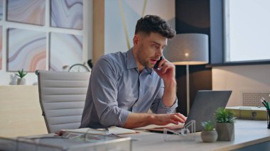 İşçi cep telefonunu arıyor. Buro 'daki polis merkezini kapatıyor. İşyerinde dizüstü bilgisayarda klavye yazıp cep telefonuyla konuşan traşsız bir yönetmen. Kendine güvenen profesyonel bilgisayar tuşları