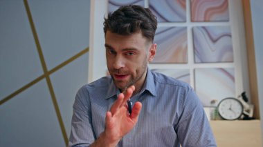 Öfkeli patron ofis pov portresini uzaktan arıyor. Sinirli iş adamı bilgisayarın yakın çekimini kullanarak müşteri görüntülü konuşma yapıyor. Ciddi stres altındaki adam iş yerinde online konferans tartışıyor 