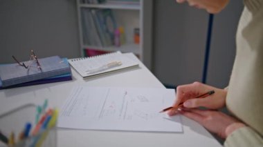 Ev masasında kimliği belirsiz kız doldurma sınavı var. Anonim bir kadın evde tek başına ders çalışıyor. Öğrenci el yazısı ödevi hazırlıyor. Sınava hazırlanıyor. Eğitim kavramı