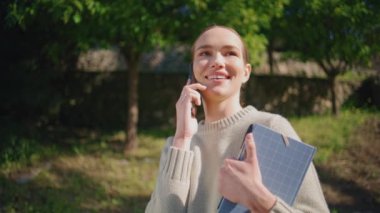 Güler yüzlü manken, güneş ışığı parkında cep telefonuyla caddeyi arıyor. İşten sonra eve gidip gelen dostane bir genç öğretmen öğrenciye danışmanlık yapıyor. Yeşillik alanda elinde kitaplarla telefonla konuşan mutlu kadın. 