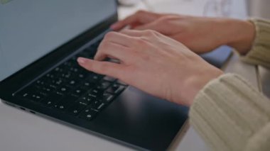 Kadın elleri masa başında dizüstü bilgisayarda klavye yazıyor. Bilinmeyen iş kadını uzaktan kumanda için dijital cihaz kullanıyor. Sadece internette bilgi arayan genç bir kadın bilgisayardan mesaj atıyor.