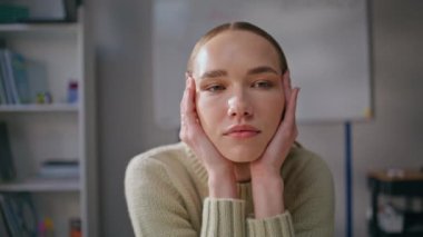 Yorgun öğretmen gözlerini kapadı. Sınıfın kapanışında mola veriyor. Rahatlamış genç bir kadın tapınakları ovalayıp okulun iş yerindeki fotoğrafına bakıyor. Sakin bayan öğretmen yalnız başına kabinede duraksıyor.