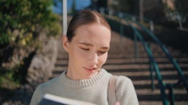 Güneş Işığı merdivenlerinde kitap çeviren zeki bir öğrenci. Mavi gökyüzünün önünde elinde kağıtlarla duran mutlu, gülümseyen bir kadın. Romantik bayan molada defterini rahatlatıyor. İnsan yaşam tarzı