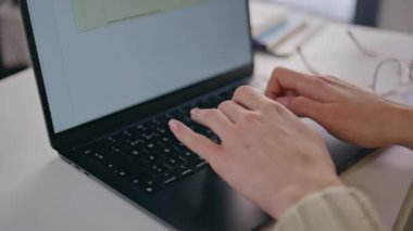 Uzak iş yerindeki bayan bilgisayardan klavye mesajı atıyor. Bilinmeyen kadın öğretmen okul kabinesinde bilgisayardaki tuşlara basıyor. Tanımlanamayan iş kadını yazı yazma aygıtı sunumu hazırlıyor
