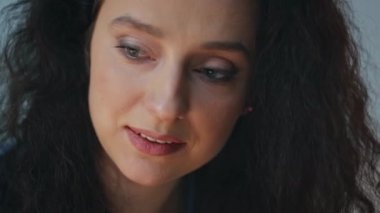 Evde bilgi okuyan gülümseyen kadın portresi. Akşam ışığında çalışan neşeli bir menajer. Uzaktan kumandalı giyim sınıfını yalnız izlemek eğlenceli bir profesyonellik. Düşünceli serbest yazar proje oluşturma notlar al