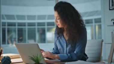 Akşam ofisinde çalışan bir hukuk danışmanı. Geç saatte gülümseyen iş kadını gece yarısı kağıt planlama stratejisini analiz ediyor. Çağdaş iş yerinde satış raporları hazırlayan pozitif patron..