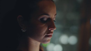 Düşünceli kadın panoramik pencereye bakıyor. Gece vakti akıllı telefon kullanarak şehir manzarasını kapatıyor. Çağdaş akşam odasında cep telefonu mesajı alan mutlu esmer kadın. Zarif bayan dinleniyor.