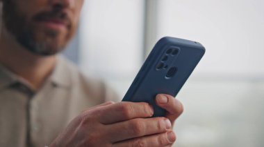 İş adamı, rahat bir evde akıllı telefon uygulamasına göz atıyor. Mutfakta mesai mesajı atan mutlu gülen adam. Neşeli sakallı adam kız arkadaşıyla cep telefonu ekranında mesajlaşıyor.