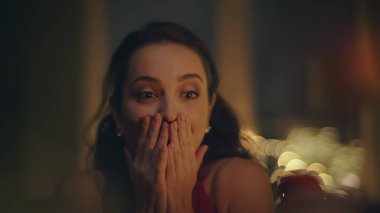 Heyecanlı bir kadın romantik atmosfer evindeki yakın çekimlere tepki veriyor. Evlilik teklif eden isimsiz bir adam alyansı bulanık bir kız arkadaşla evleniyor. Kırmızı kadife kutu tutan bilinmeyen adam. 