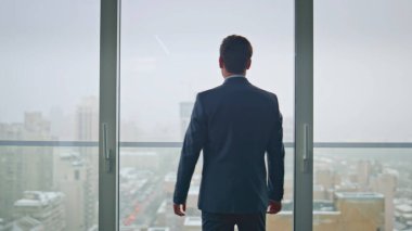 Ceo silueti şehir manzarasında kariyer yapmayı düşünüyor. Dalgın takım elbiseli adam panoramik pencerenin önünde barışçıl bir mola veriyor. Hukuk müdürü başarılı iş adamı. Ofiste tek başına kafa yoran bir soru. 