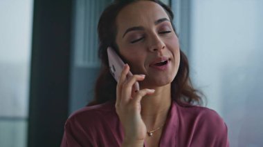 Panoramik lüks bir dairede akıllı telefondan konuşan dedikoducu kız. İpek bornozlu esmer kadın kapanış konuşmasını yapıyor. Arkadaşı kasvetli bir pencere manzarası var. Rahat ev hanımı şehir manzarasını tek başına seyrediyor.