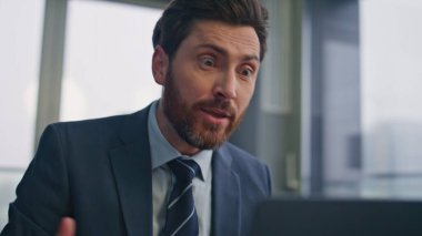 Öfkeli patron ofiste dizüstü bilgisayarla video toplantısı diye bağırıyor. Mad CEO 'su bilgisayarları duygusal olarak kapatıyor. Öfkeli işadamı, büyük vitrinlerdeki memnuniyetsiz iş sonuçlarını arıyor