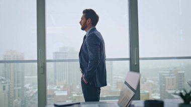 Gergin yönetici ofis dikiz aynasından bakıyor. Düşünceli iş adamı panoramik pencerede şirket kararı veriyor. Başarılı CEO uzmanı sessizliğin tadını çıkarmayı düşünüyor. Kurumsal lider düşünüyor 