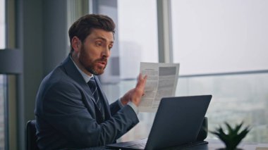 Kızgın patron ofiste internet konferansı veriyor. Duygusal menajer, video görüşmesinin tatmin edici sonuçlarına işaret ediyor. Sinirli iş adamı internetten bilgisayarını kapatıyor. 