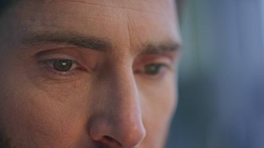 Ofiste çalışan yakın plan bir iş adamı dizüstü bilgisayarı izliyor. Samimi iş yerinde ciddi çekici bir menajer iş projesine kafa yoruyor. Portre sakallı adam evde uzaktan kumandayla meşgul.