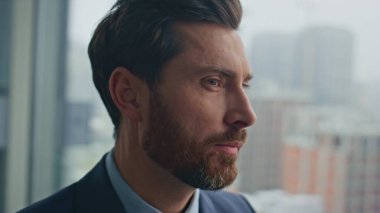 CEO, şehir manzarasında kahve içerek kariyer yapmayı düşünüyor. Dalgın takım elbiseli adam panoramik pencerede barışçıl bir mola veriyor. Hukuk müdürü başarılı iş adamı ofiste dinleniyor.