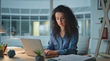 İşçi, akşam ofisinde iş fikirleri düşünüyor. Buro 'da dizüstü bilgisayar yazmakla meşgul bir yönetici. Esmer kıvırcık iş kadını planlama projelerine konsantre oluyor. Odaklanmış avukat sorunları çözümlüyor